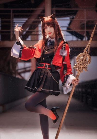 欧美女中长薄款风衣_1080高清视频播放